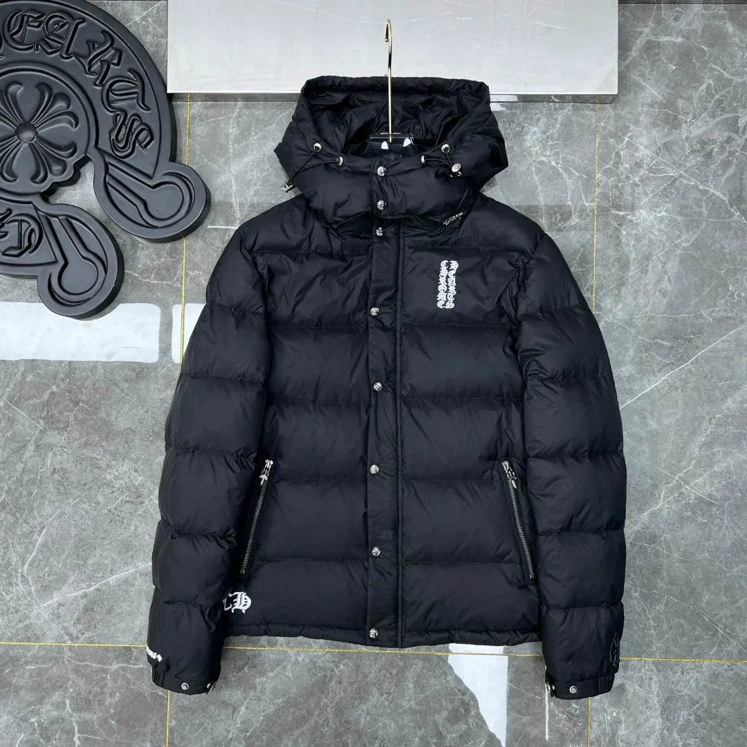 P716 Chrome Hearts ❄️Winter Down Jacket Series❄️ Chrome Hearts Sanskrit Embroidery Series Hooded Down Jacket is on sale at the counter at the same time❤The hood is removable❤️Reversible. The best Guangzhou Inspection National Standard 90 down jacket on the market! ! The world’s highest fluffiness of 900D! ! High standard and sufficient down filling! ! Windproof and waterproof special custom-made fabric on the outside High-grade matte liner lining on the inside to prevent linting Original hardware molding Tajima machine leather embroidery process Can be worn casually or formally